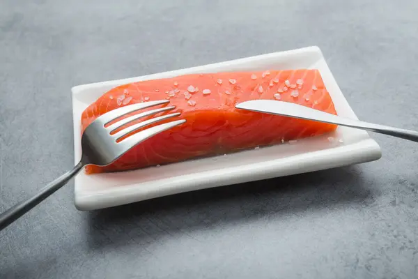 Rauwe Zalmvis Een Witte Plaat Met Metalen Vork Mes Een — Stockfoto