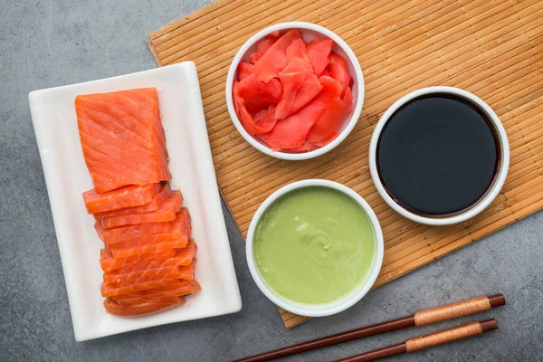 Ingredienser För Att Göra Sushi Hemma Laxfisk Wasabi Ingefära Ätpinnar — Stockfoto