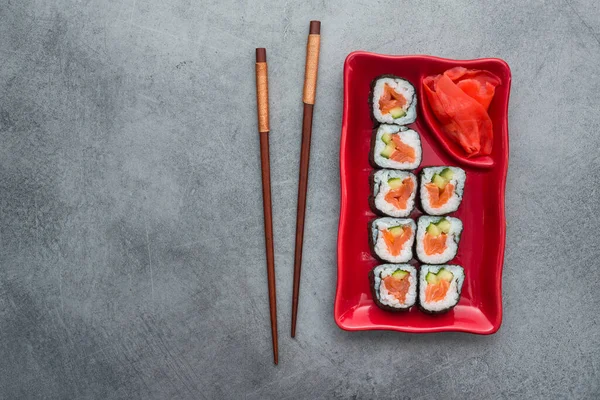 Set Sushi Con Salmón Pepino Plato Rojo Vista Desde Arriba — Foto de Stock