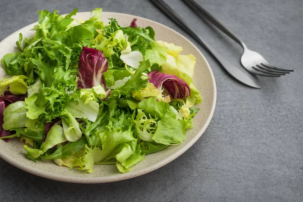 新鲜的绿色沙拉配上生菜和青菜 放在石桌上 饮食概念背景 — 图库照片