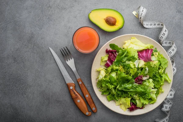 Verse Vegetarische Salade Met Avocado Glas Sap Stenen Tafel Dieetconcept — Stockfoto