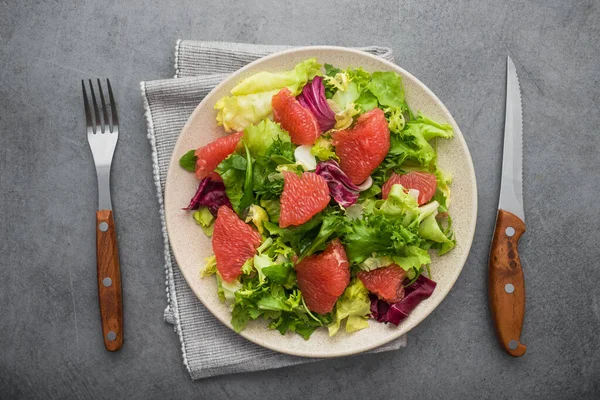 Ensalada Mezcla Fresca Con Lechuga Rúcula Verde Toronja Rodajas Plato —  Fotos de Stock