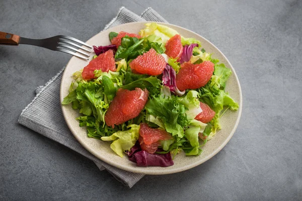 Salada Mistura Fresca Com Alface Arugula Verde Toranja Fatiada Prato — Fotografia de Stock