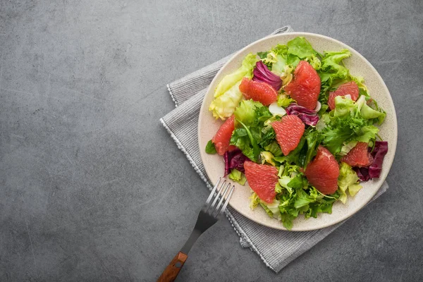 Färsk Sallad Med Sallad Grön Ruccola Och Skivad Grapefrukt Tallrik — Stockfoto