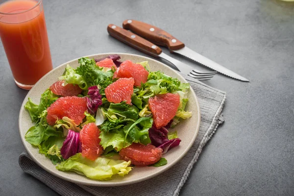 Salada Mistura Fresca Com Alface Arugula Verde Toranja Fatiada Prato — Fotografia de Stock