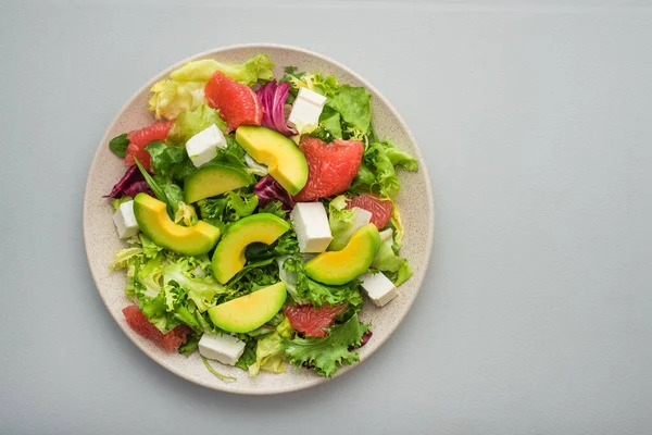 Salada Vegetariana Fresca Com Abacate Toranja Alface Queijo Feta Sobre — Fotografia de Stock