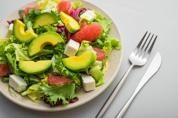 新鲜健康的沙拉 白桌上有鳄梨 生菜和奶酪 膳食食物概念 — 图库照片