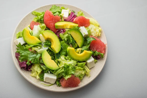 Frisse Gezonde Salade Met Avocado Grapefruit Sla Kaas Feta Een — Stockfoto