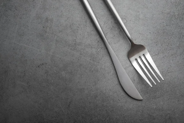 Taş Bir Masada Metal Çatal Bıçak Üstteki Görünüm — Stok fotoğraf