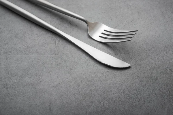 Taş Bir Masada Metal Çatal Bıçak — Stok fotoğraf