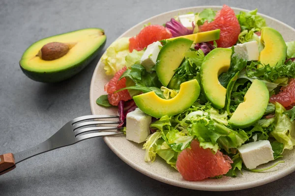 Comer Alimentos Saludables Ensaladas Verduras Con Aguacate Una Mesa Piedra —  Fotos de Stock