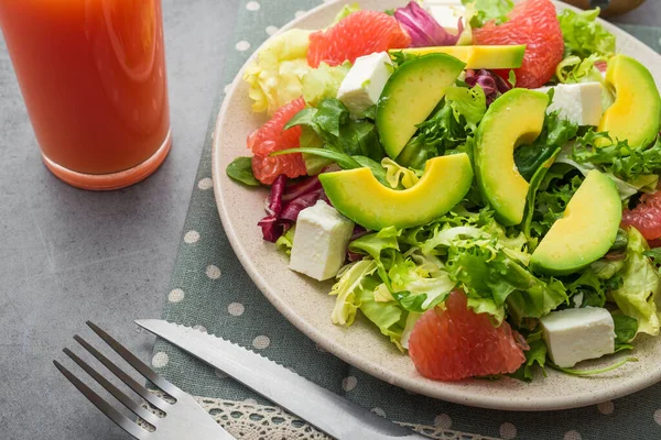 Verse Salade Met Avocado Grapefruit Een Stenen Tafel Biologische Dieetvoeding — Stockfoto