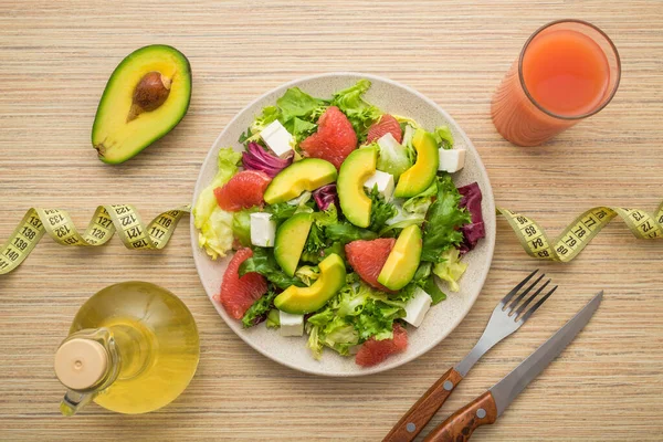 Verse Salade Met Avocado Fruit Een Houten Tafel Lekkere Ochtend — Stockfoto