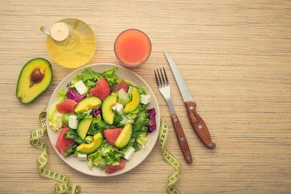 Salada Fresca Com Abacate Frutas Uma Mesa Madeira Bom Café — Fotografia de Stock