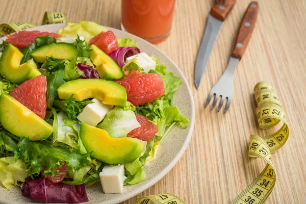 Verse Salade Met Avocado Fruit Een Houten Tafel Lekkere Ochtend — Stockfoto