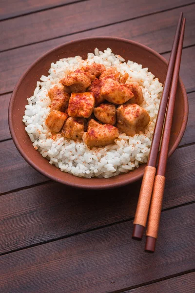 Ryż Kurczakiem Curry Misce Drewnianym Stole Gorące Pikantne Azjatyckie Tło — Zdjęcie stockowe