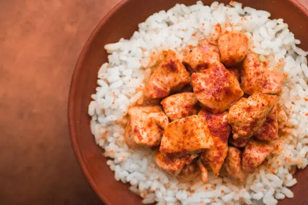 Indické Kuřecí Kari Bílou Rýží Hnědém Pozadí Oběd Teplým Jídlem — Stock fotografie