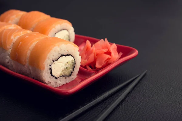Rollo Sushi Con Salmón Filadelfia Plato Rojo Fondo Negro Comida — Foto de Stock