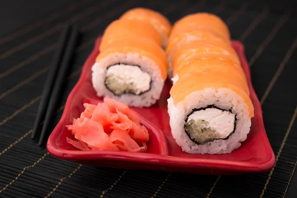 Comida Tradicional Japonesa Delicioso Sushi Plato Rojo Mesa Negra — Foto de Stock