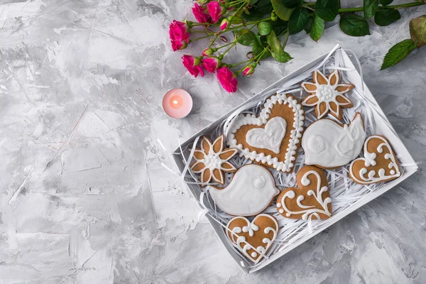 Sweeet Biscotti Cuori Pan Zenzero Con Rose Fiori Sfondo Pietra — Foto Stock