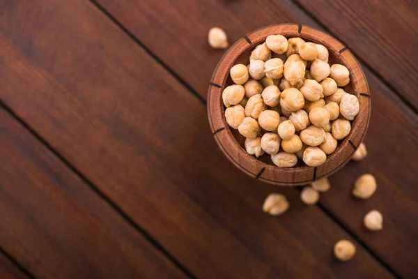 Pois Chiches Biologiques Non Cuits Dans Tonneau Sur Une Table — Photo