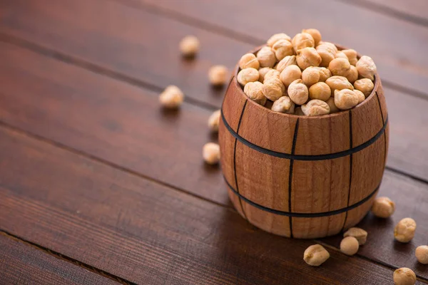 Pois Chiches Biologiques Non Cuits Dans Tonneau Sur Une Table — Photo