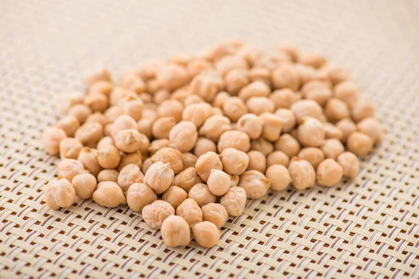 生の有機ヒヨコ豆をテーブルの上に閉じ込めます 栄養食品 — ストック写真