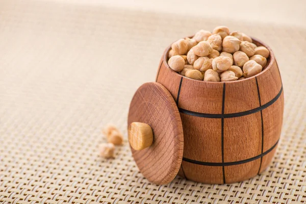 Garbanzos Orgánicos Crudos Barril Sobre Una Mesa Madera Comida Vegetariana —  Fotos de Stock