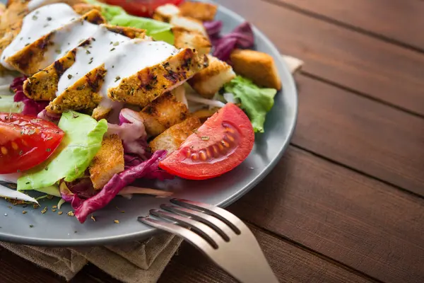 Verse Salade Met Gegrilde Kip Tomaat Cracker Brood Houten Tafel — Stockfoto