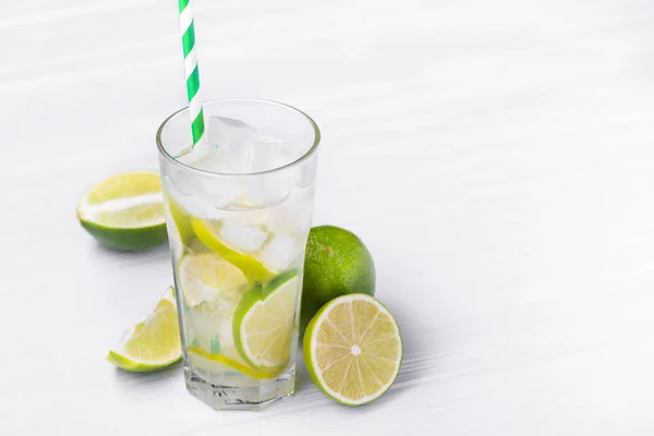 Frischer Sommer Alkohol Caipirinha Auf Einem Weißen Holztisch — Stockfoto