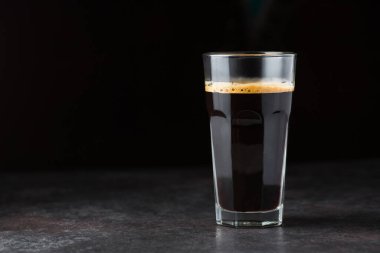 Siyah arka planda sıcak espresso bardağı.