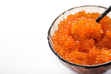 Beyaz arka planda izole edilmiş bir kasede kırmızı havyar. Deniz ürünleri yemeği.