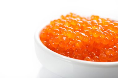 Beyaz arka planda izole edilmiş bir kasede kırmızı havyar. Deniz ürünleri yemeği.