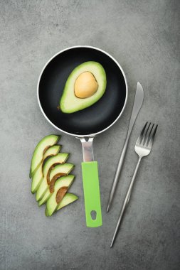 Taş bir masada çiğ yeşil avokado. Diyet yemeği