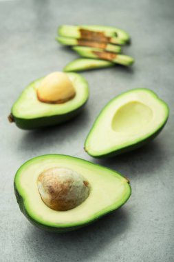 Taş bir masada çiğ yeşil avokado. Diyet yemeği