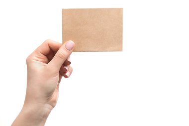 Beyaz arka planda izole edilmiş eski bir kağıt kartı tutan kadın.