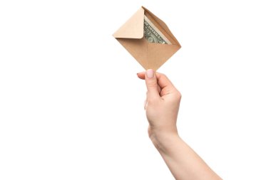 Elinde para olan bir zarf, beyaz bir arka planda izole edilmiş. Borç vermede para yardımı