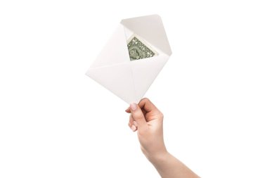 Elinde para olan bir zarf, beyaz bir arka planda izole edilmiş. Borç vermede para yardımı