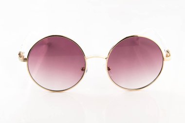 Beyaz arka planda izole edilmiş yuvarlak gül gözlükleri