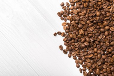 Arka planda kavrulmuş kahve çekirdekleri.