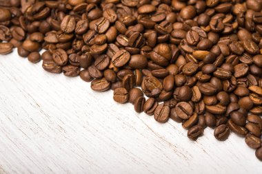 Arka planda kavrulmuş kahve çekirdekleri.