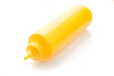 Beyaz arka planda izole edilmiş ketçap ve hardal şişeleri.