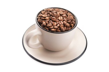 Beyaz arka planda izole edilmiş kavrulmuş kahve çekirdekleri ile dolu seramik bardak.