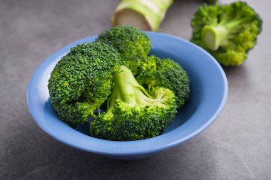 Masada taze çiğ yeşil brokoli. Diyet sağlıklı ürün.