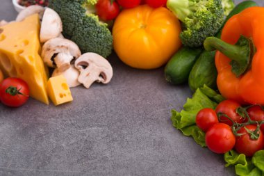 Çiğ taze sebze, biber, salatalık, mantar ve domates..