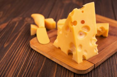 Kesme tahtasındaki bir parça peynir