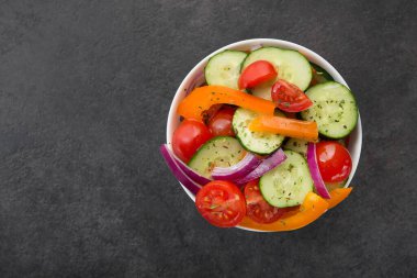 Taze sebze salatası, domates, biber, taş masada salatalık. Sağlıklı beslenme. Üst görünüm