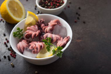 Limonlu ve maydanozlu ahtapot turşusu. Lezzetli egzotik yemekler..