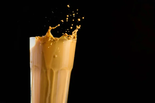 Copa Café Con Leche Helada Con Salpicadura Sobre Fondo Negro — Foto de Stock