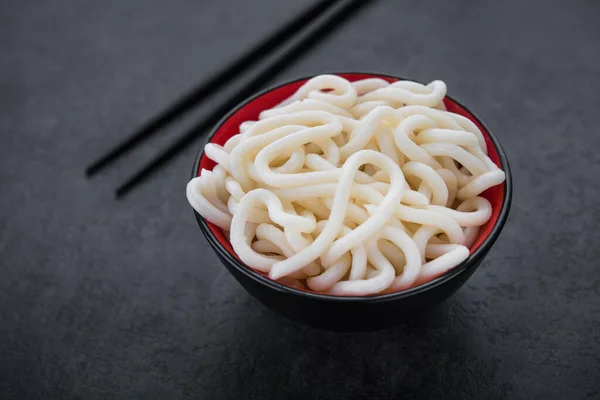 Macarrão Udon Japonês Tigela Vermelha Mesa Pedra — Fotografia de Stock